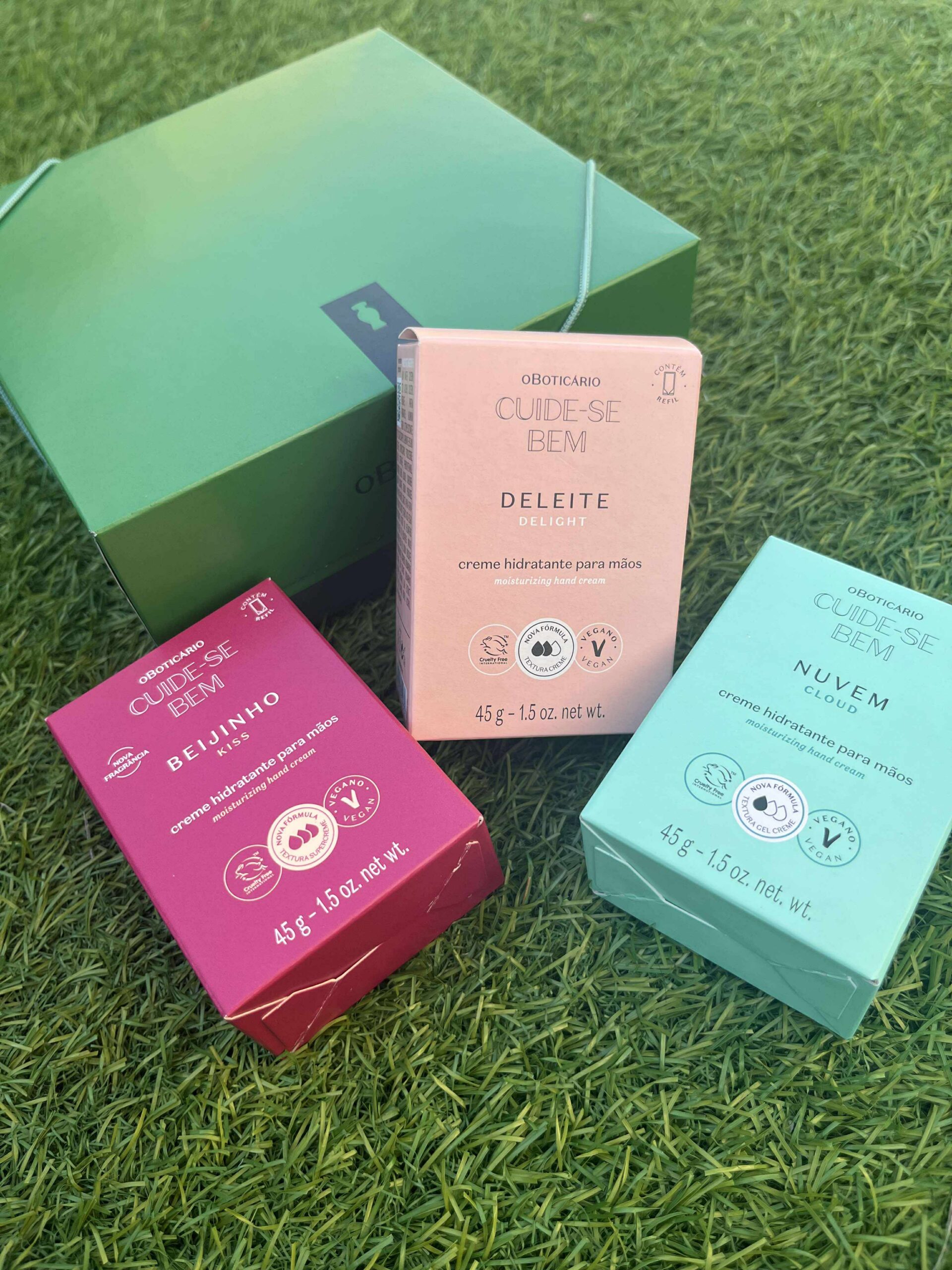 Estojo Natal Creme De Mãos Cuide-Se Bem O Boticário - Deleite 45g + Nuvem 45g + Beijinho 45g Estojo Natal Creme De Mãos Cuide-Se Bem O Boticário - Deleite 45g + Nuvem 45g + Beijinho 45g